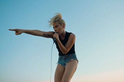 Lady Gaga en el video de "Perfect Illusion".