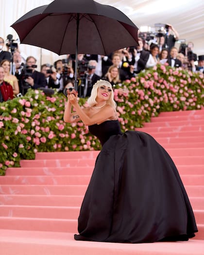 Lady Gaga en la alfombra rosa de la Gala del MET