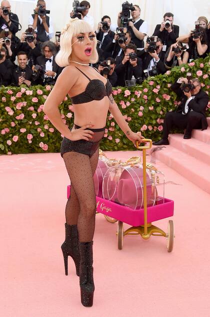 Lady Gaga en la alfombra rosa de la Gala del MET