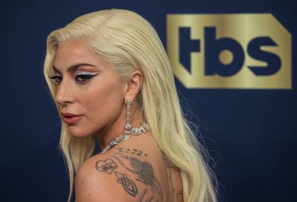 Brillantes y tatuajes al descubierto, parte de la apuesta de Lady Gaga para la alfombra roja