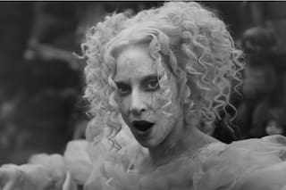 Lady Gaga estrenó “The Dead Dance”, un videoclip dirigido por Tim Burton con un guiño a Michael Jackson
