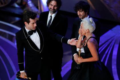 Lady Gaga, Mark Ronson, Anthony Rossomando y Andrew Wyatt aceptan el Oscar por mejor canciòn