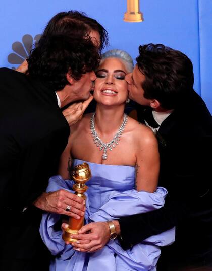 Lady Gaga, rodeada por el productor Mark Ronson y el resto de los compositores de "Shallow"