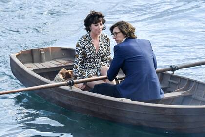 Montados en un pequeño barco, los actores grabaron escenas en el hermoso Lago di Como