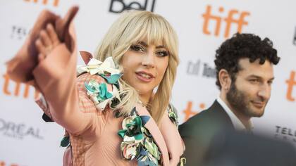 Lady Gaga y Chris Moukarbel en su arribo al estreno de Gaga: Five Foot Two en el Toronto International Film Festival en Toronto, Canadá