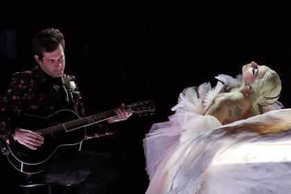 Lady Gaga y Mark Ronson. La siempre excéntrica diva del pop cantó su tema “Joanne” (dedicado a su padre, su abuela y basado en la corta y fatídica vida de su tía) junto al productor de su último álbum, pero el detalle freak estuvo esta vez en una suerte de piano alado, única escenografía de este set
