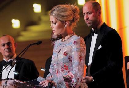 Lady Kitty en pleno discurso bajo la atenta mirada
de su primo.