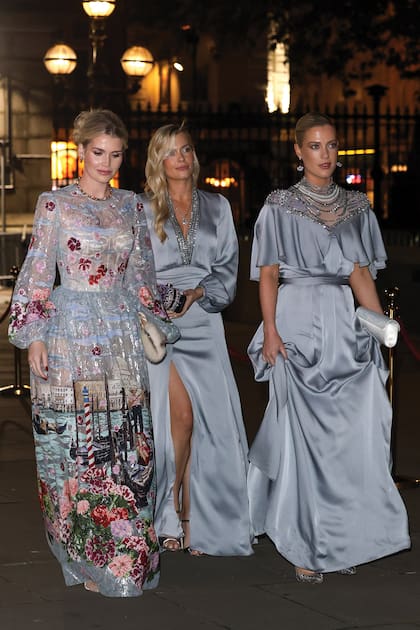 Lady Kitty, Lady Eliza y Lady Amelia, las sobrinas de Lady Di, hacen su arribo al Museo Británico. Kitty lució un diseño con un dibujo de Venecia de Dolce&Gabbana, mientras las gemelas Eliza (en
el medio de la foto) y Amelia llevaron vestidos del
mismo género y color, de Temperley London, aunque con escotes bien diferentes.
