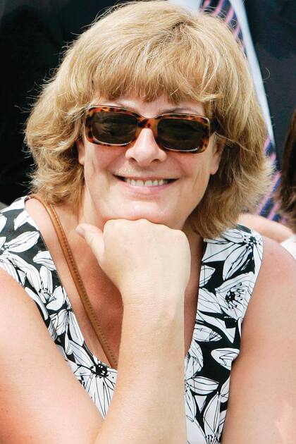 Lady Lansdowne es diseñadora de interiores y entiende de moda. En el ámbito profesional es conocida como Fiona Shelburne. Su marido, Charles, es el marqués de Lansdowne y uno de los amigos más cercanos al Rey. Tienen una casa muy cerca de la finca privada de Camilla.