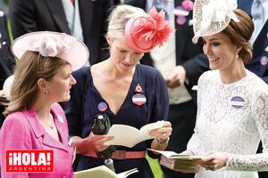 Lady Laure Meade (hija del octavo conde de Romney), Zoe Warren y Kate juntas en Ascot, en junio de 2016.