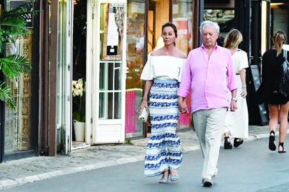 Lady Marina ancló dos días en Saint-Tropez antes de retomar su travesía por la Riviera francesa. Elegante con una blusa blanca de escote bardot y falda larga estampada, Isabel llamaba la atención de todos a su paso.