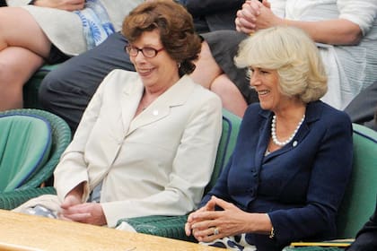 Lady Sarah Keswick es la amiga más antigua de la reina consorte y está casada con el ex presidente del banco Hambros, que también fue director del club de fútbol Arsenal. Según apunta el Daily Mail, sus amigos cercanos la describen como “muy divertida” y “una gran atracción a la hora de la cena”.