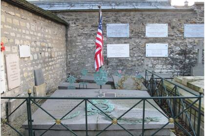 La bandera estadounidense flamea sobre su tumba, en Picpus, un cementerio tan escondido en París