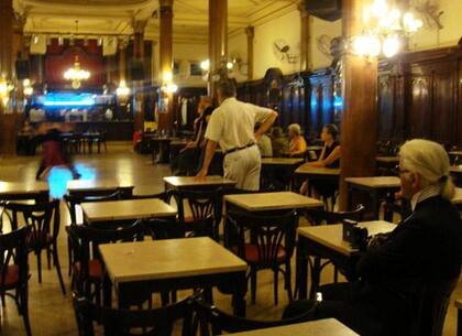 Lagerfeld en el café Tortoni