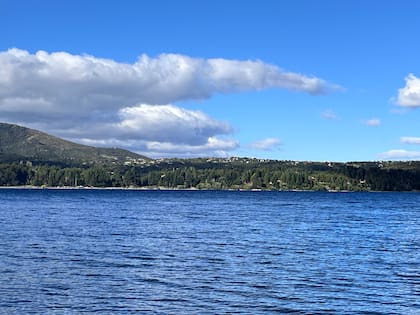 lago-EIJEUWP5XRHGLBOVDZLKXHD7P4 Uno por uno: los impresionantes escenarios donde se filmó “Atrapados”, la serie de Netflix que transcurre en Bariloche