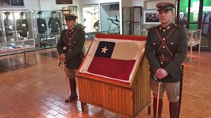 Lago del Desierto: en 2020 la Argentina restituyó a Chile una bandera retenida desde 1965