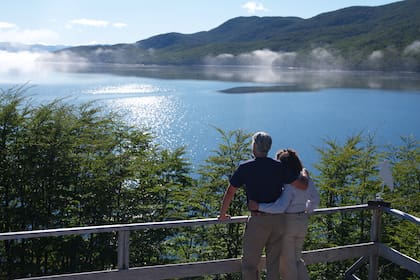 Lago La Plata desde los decks de Bahía Arenal