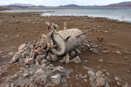 Los restos de objetos oxidados se ven en el lecho del lago que sufre la peor sequía de su historia