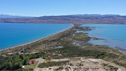 Lago Posadas y Lago Pueyrredón divididos por un istmo de 4km de largo.