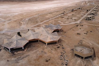 Una vista aérea muestra hoteles e instalaciones turísticas abandonados