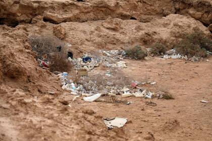 Botellas y bolsas de plástico ensucian las antiguas orillas del lago Sawa