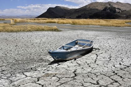 Los niveles de agua del Lago Titicaca están en mínimos históricos debido al cambio climático y a una severa sequía, en septiembre de 2023.