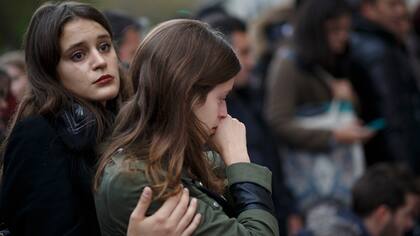 Lágrimas en el memorial en el teatro Bataclan
