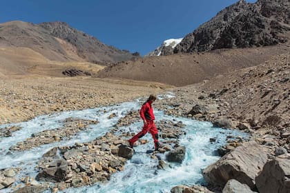 El curioso arroyo Turquesa, al pie del Cerro Mercedario.