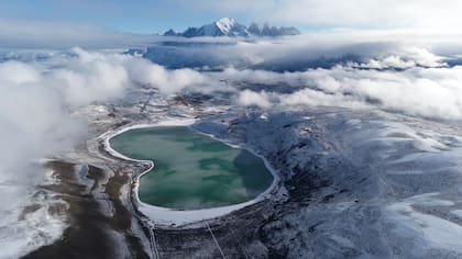 Laguna Amarga, de fondo el macizo Paine