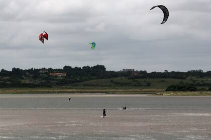Laguna con mar abierto. Allí se genera una entrada del mar hacia una laguna donde la escasa profundidad permite caminar sobre las aguas
