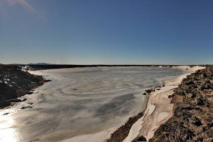 Laguna congelada en la meseta de Strobel 