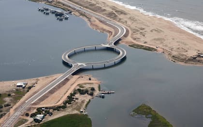 Laguna Garzón vierte sus aguas en el Atlántico. Ese encuentro entre laguna y mar cortaba la ruta 10 y marca aún hoy el límite entre Maldonado y Rocha. El puente de Laguna Garzón, creado a partir de un original diseño del arquitecto Rafael Viñoly, se inauguró oficialmente el 22 de diciembre de 2015. (foto: wikipedia/Jimmy Baikovicius)