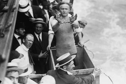 Houdini se hizo mundialmente conocido por sus escapes imposibles: cadenas, esposas, camisas de fuerza, cajas cerradas y ataúdes bajo el agua.