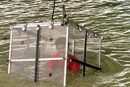Lahiri tenía experiencia en estos escapismos, dentro de jaulas metálicas o de cristal, como en este caso, en el río Hugli