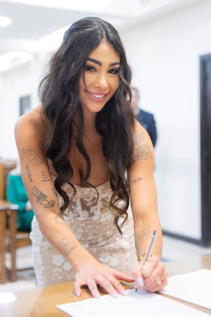 Laia, firmando el acta matrimonial.