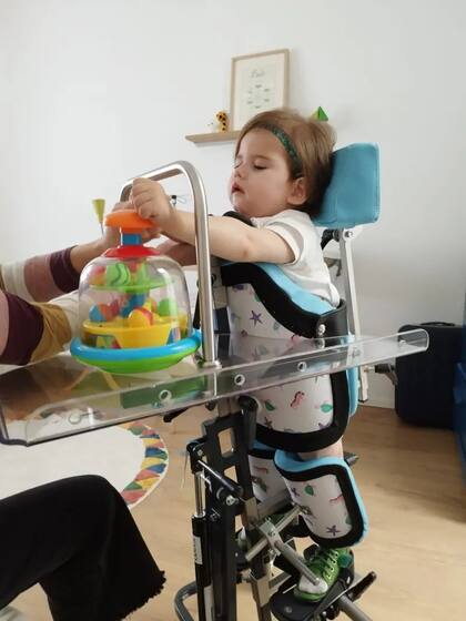 Laia tiene la enfermedad genética KARS 1, que impide que su cuerpo genere la energía suficiente para desarrollarse de modo normal.