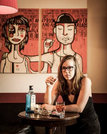 Laila Runschke llegó desde Bariloche y sirve sus tragos en Korova, un speakeasy de Vicente López.