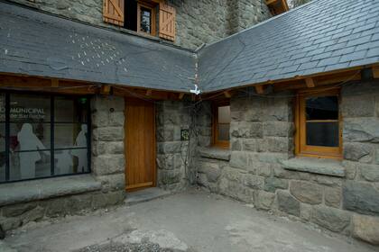 Lajas faltantes en los techos del deteriorado Centro Cívico