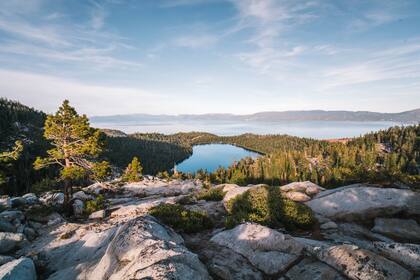 Lake Tahoe se localiza en la Sierra Nevada, entre los estados de California y Nevada