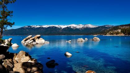 Lake Tahoe se ubica en la frontera de California y Nevada
