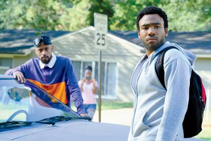 Lakeith Stanfield (izquierda) y Donald Glover, protagonista y creador de la serie, en el set