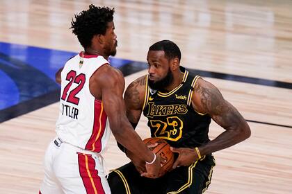 Butler zafó de una sanción importante por una refriega con Dwight Howard al principio y redondeó una excelente actuación; lo de LeBron James fue descomunal, pero no alcanzó para Lakers en el quinto enfrentamiento.