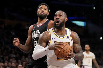 Lakers y Clippers disputan un atractivo duelo en la NBA