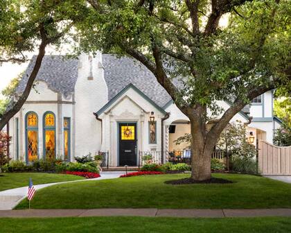 Lakewood combina estilos arquitectónicos como Tudor, Colonial, Mediterráneo y moderno contemporáneo