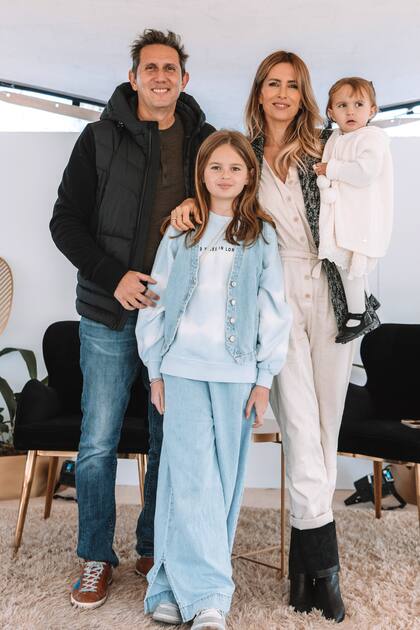 Lala Bruzoni con su marido, el periodista Juan Pablo Varsky, y sus hijas, Juana y Lupe.