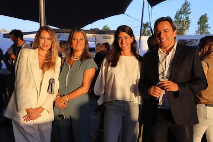 Lala Bruzoni, responsable de comunicación de Remeros Beach; Carla Quiroga, Prosecretaria de La Nación; Teresa de Elizalde, directora editorial del Grupo de Revistas La Nación, y José del Río, Director de Contenidos de La Nación.