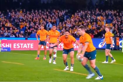 Lalakai Foketi le grita a Bernard Foley que patee