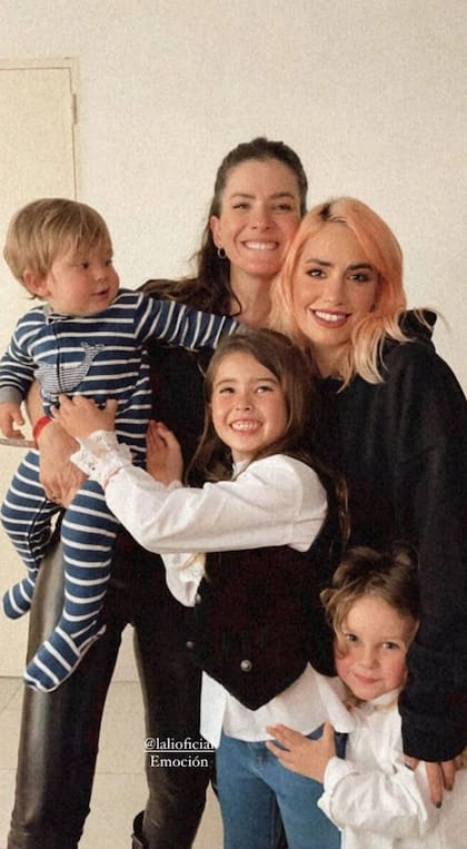 Lali con La China Suárez y sus tres hijos, Amancio, Rufina y Magnolia (Foto: Archivo)