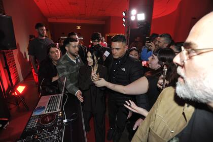 Lali Espósito acaparó la atención de la prensa en su llegada al cine. El evento contó con invitados del mundo de la música y la actuación. Dillom, referente del trap y cuya obra forma parte de la banda sonora del film, participó de la proyección, al igual que artistas como Candela Vetrano, Andrés Gil, Vera Spinetta y Peter Lanzani