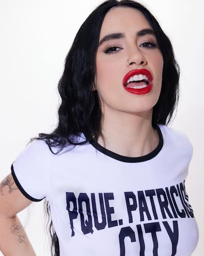 Lali Espósito defiende sus lugares de pertenencia a partir de la ropa